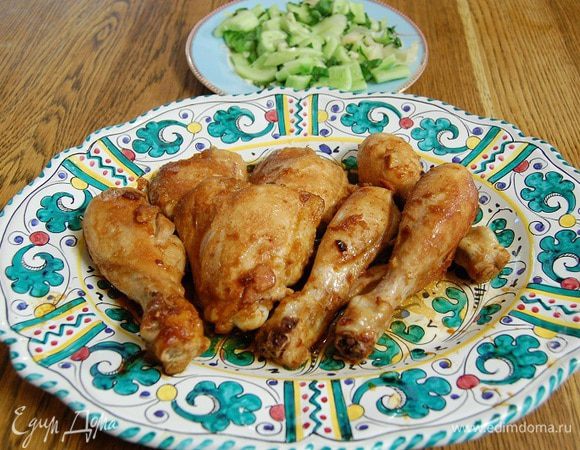 Подавать курицу с салатом из огурцов.