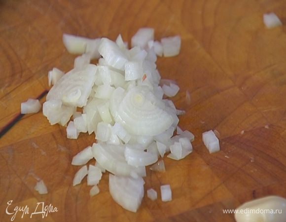 Лук почистить и мелко порубить.