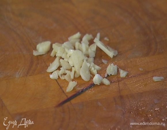 Чеснок почистить и мелко порубить.