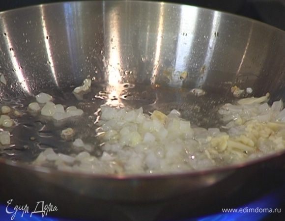 Когда лук станет прозрачным, добавить чеснок и перемешать.