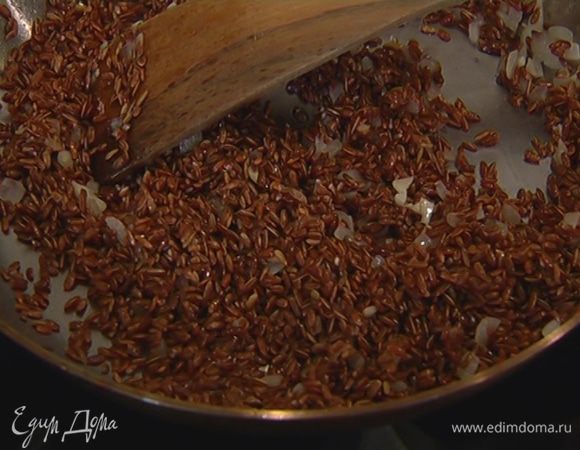 Всыпать рис и обжаривать все 2–3 минуты.