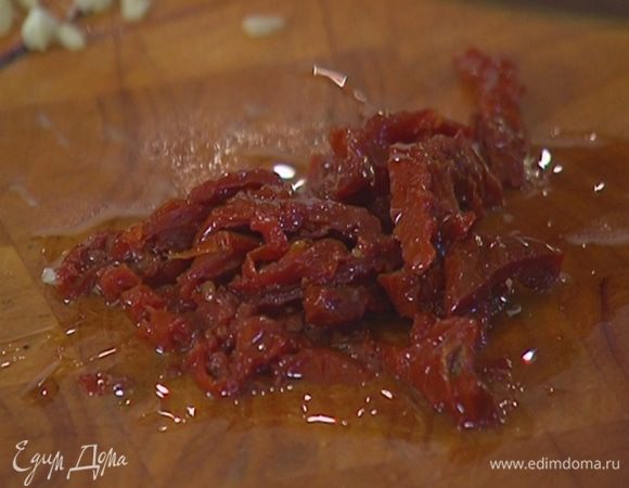 Вяленые помидоры порезать небольшими кусочками.