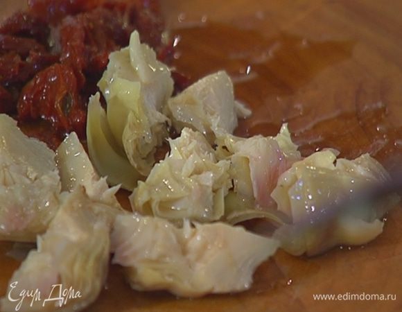 Артишоки разрезать на 4 части.