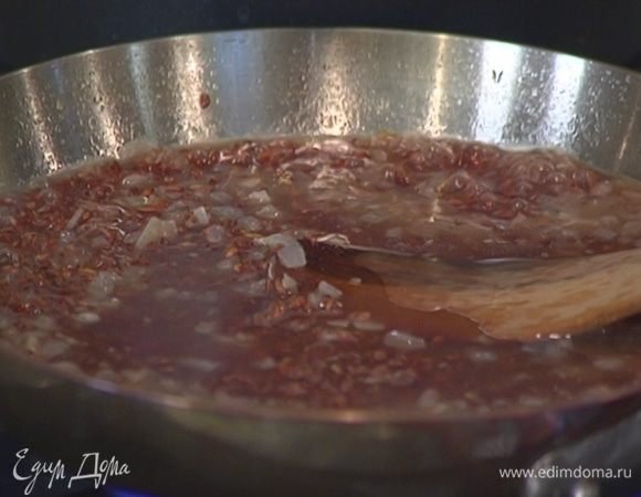 Измельченный кардамон добавить к рису, все перемешать и влить столько горячего бульона, чтобы рис был покрыт. Готовить без крышки, подливая бульон по мере выкипания (перемешивать не обязательно).