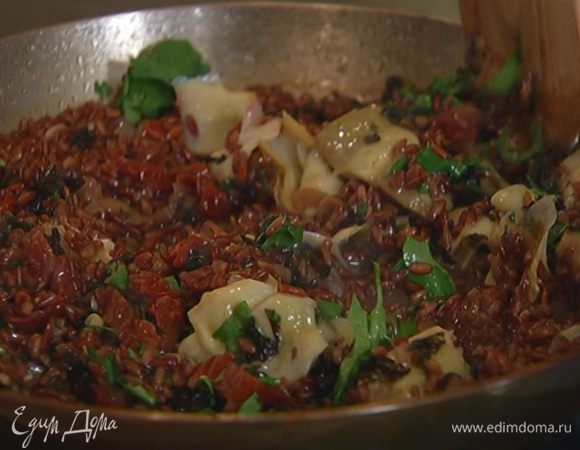 Шнитт-лук и кинзу мелко порубить и посыпать готовый рис.