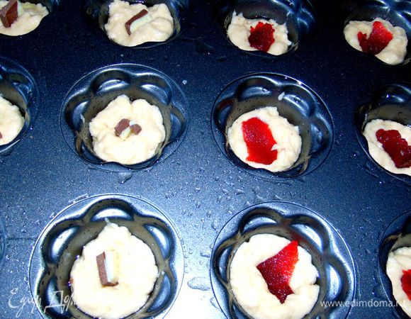 После кладем в серединку любую начинку. У меня было 6 штучек с шоколадом и 6 с повидлом.