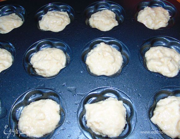 Сверху на начинку раскладываем остатки теста. 