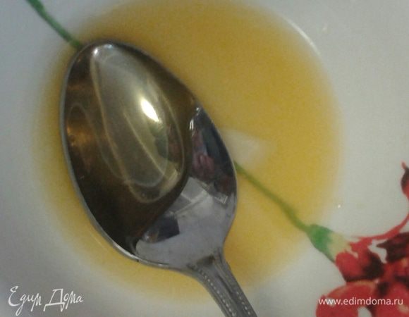 В миске смешайте апельсиновый  сок с медом (можно добавить лимонный сок), добавит морковь и перемешать. Добавить апельсины и финики сверху положить ложечку сметаны.

Угощайтесь на здоровье!
