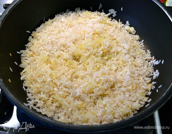 Добавить длинозерный рис басмати. Перемешать и обжарить еще 2 минуты.