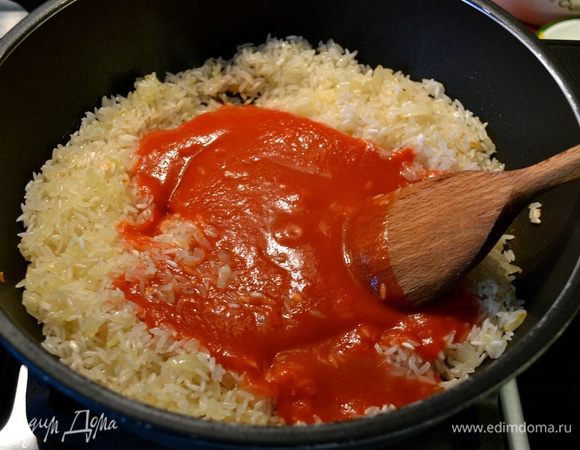 Добавить томатную пасту...