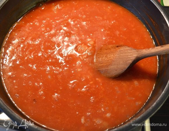 Следом добавить горячий бульон. Перемешать и довести до легкого кипения. 