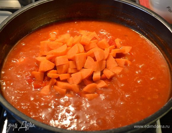 Добавить нарезанные мелким кубиком морковь и красный болгарский перец. Если Вы используете замороженные кукурузу и горошек, то положите их в сковороду в это же время! А если кукуруза и горошек консервированные, то добавить их через 10 минут. Варить все на слабом огне (иногда помешивать). 