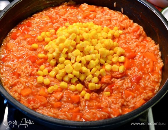 Через 10 минут добавить кукурузу и горошек. Посолить и поперчить по вкусу. Положить специи - перец чили и кумин (зиру). Перемешать и продолжить готовить еще 10 минут. Если жидкость начнет сильно испаряться, добавить еще немного бульона или просто кипятка... 