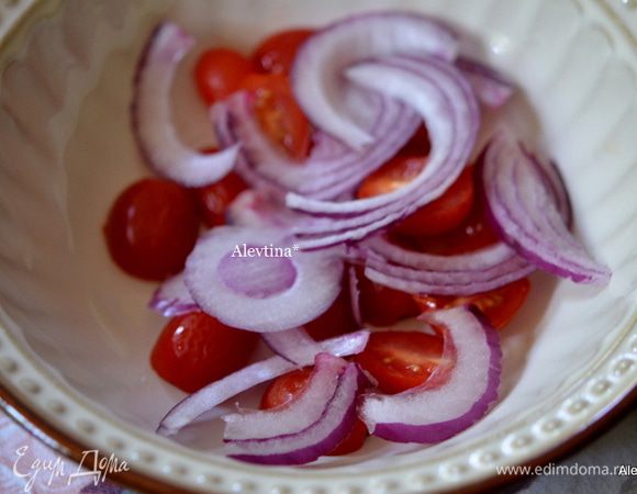 Томаты черри порезать на половинки, лук порубить тонко.
