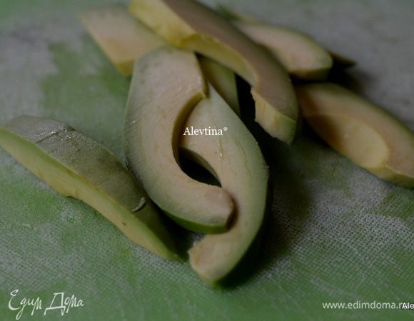 Авокадо очистить от кожуры и ядра, порезать дольками.
