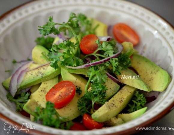 Сложить все в блюдо. Посолить и поперчить. Выложить зелень, сбрызнуть оливковым маслом. Подаем к столу. Приятного аппетита.
