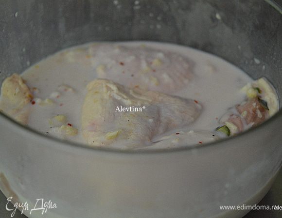 Приготовить маринад в большой емкости, смешав все перечисленные ингредиенты. Выложить куриные бедрышки. Закрыть пищевой пленкой и поставить в холодильник на ночь.