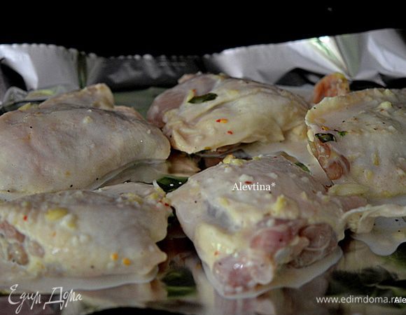 Выкладываем с маринада куриные бедрышки на противень с фольгой. Ставим в разогретую духовку на 200 гр на 50 мин.или до готовности.