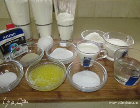 Для теста берем: муки 400 грамм (это около 2.5 стакана), молоко и сливки по 75 мл, дрожжи 1 чайная ложка, масло сливочное 40 грамм, сухое молоко 2 столовые ложки (можно обойтись и без, но... придают таки приятный нюанс и аромат), 1 яйцо, сахар 1.5 ст. ложки, соль 1 чайная ложка. Для мучной заварки (есть, конечно, этому продукту специальное, и вероятно очень красивое название, но я , увы, его никак не могу запомнить. Конечно же прошу за это у Вас прощение, но на вкусе, моя забывчивость не отражается. Клянусь!) надо: 2 столовые ложки (с горкой муки и по 75 мл. воды и молока.


Первым делом варим мучную заварку... в простонародье клейстер... Звучит грубо, но по сути совершенно точно. Итак в огнеупорную мисочку насыпаем 2 ложки муки и вливаем туда смешанные воду с молоком. Хорошенько размешиваем, стараясь избавиться от навязчивых комочков
