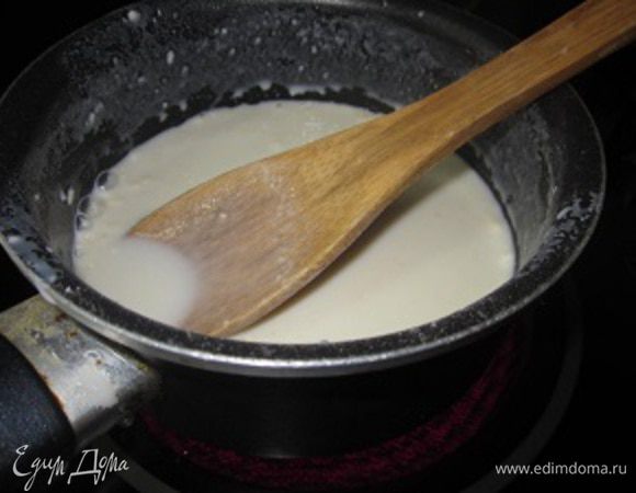 И ставим смесь на огонь. Непрерывно помешивая доводим смесь до загустения. Это самое загустение наступает буквально минуты через 2-3.
