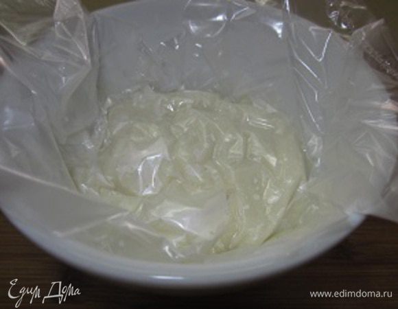 И сверху прикрываем пищевой пленкой, чтобы не заветрилось и не покрылось пленкой и чтобы не высохло. Примерно через пол часа клейстер можно использовать.  Как раз за это время он остывает до комнатной температуры, а именно это нам и надо.
