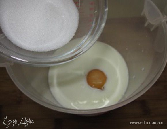 Как только клейстер остыл начинаем замешивать тесто. Для этого смешиваем молоко, сливки, яйцо, сахар
