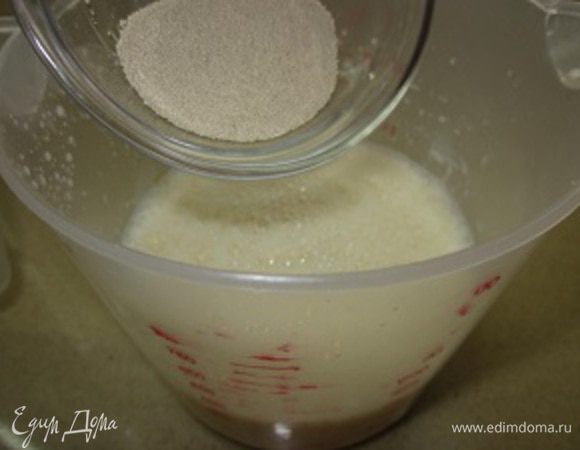 Клейстер и дрожжи. Все хорошенько перемешиваем. Можно даже для удобства взбить миксером.
