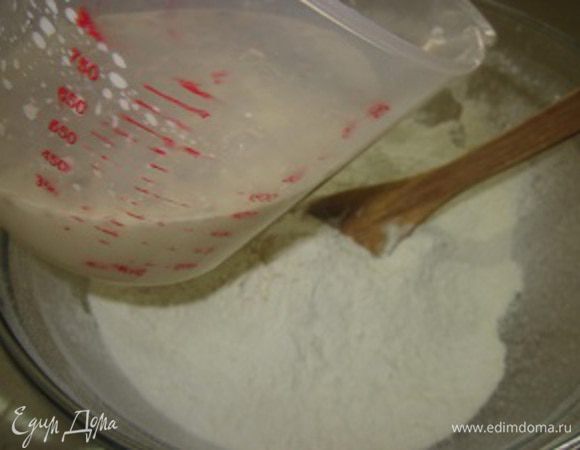 В отдельную миску просеять муку смешанную с солью и сухим молоком и
в мучную смесь ввести взбитые с яйцом молоком, сливками и сахаром дрожжи и замесить тесто. 

