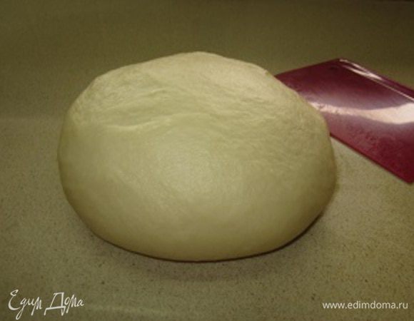 Вымесить гладкое, эластичное, не прилипающее к столу и рукам тесто. Ориентировочно этот процесс занимает 7-15 минут. Зависит и от Вашего энтузиазма, от умения да и просто от погоды и настроения.
