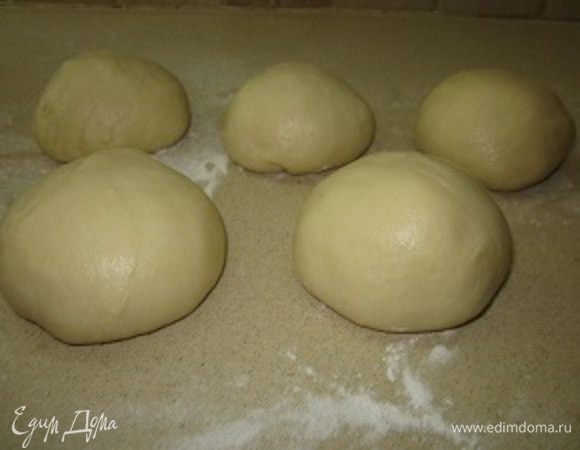 Готовое тесто убираем в смазанную растительным маслом и прикрытую пищевой пленкой форму, в теплое место без сквозняков на 1-2 часа. Пока тесто не оживет и не поднимется минимум в 2-3 раза. Вот тут то я вспомнила про свою хлебну. формочку. Честно говоря, когда я пекла в ней... в моей безвременно погибшей, я делила подошедшее тесто на 3 части... Ну форма то у меня была хоть и покороче, но явно пошире... Сегодня у меня одноразовая, из фольги... такие, думаю. есть в каждом доме... Так вот сегодня, для нее (формы) я делю на 5 желательно равных частей. Каждую подкатываю к колобок и 
