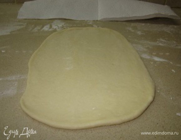 По одной раскатываю в овал приблизительно полу сантиметровой толщины.
