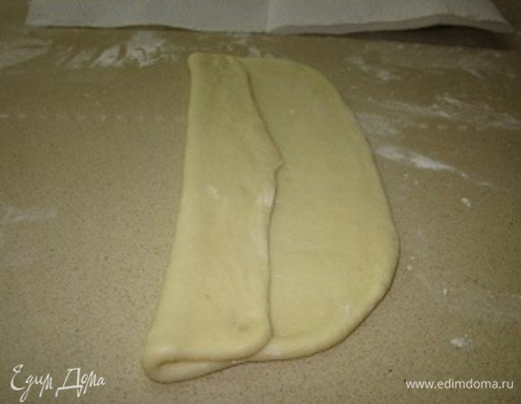 Складываю левую треть овала на среднюю его треть.