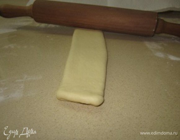 Переворачиваю и прокатываю скалкой опять до толщины около 0.5-0.7 см. и 
