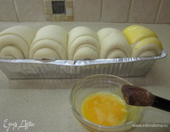 А теперь нам остается только смазать хлебную корочку смесью желтка и молока и ставим выпекать в разогретую до 170 градусов духовку на 35-40 минут.
