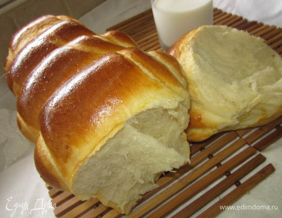 Готовый хлебушек остужаем на деревянной решетке и лучше на боку. Хлеб реально очень нежный и воздушный, он может просто деформироваться. Честно сказать, у меня даже рука не поворачивается нарезать этот хлеб . Только отщипывать! Причем как и большой кусок (один из 5 частей) так и его самого, но уже по кругу... и запивать... например, холодным молочком... и еще с вареньем... Нет! Ну вот именно эти мысли меня и вынудили испечь его... японский молочный.  Ох оторвусь же я сейчас!!!  Боюсь меня уже не остановить! И не пытайтесь. Присоединяйтесь. И приятного вам аппетита!