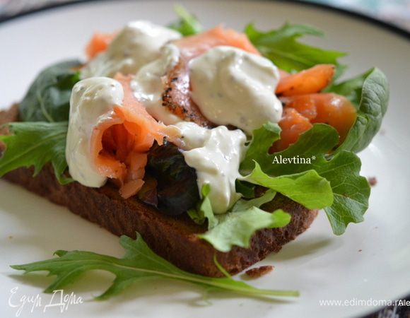 Выкладываем лосось и соус айоли. Сверху посыпаем черным перцем. Если любите закрытый сэндвич, то закрываем второй половинкой хлеба. Приятного аппетита.