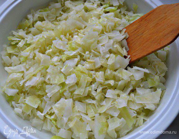 Затем нужно слегка обжарить капусту на сливочном масле, приправить свежемолотым чёрным перцем.