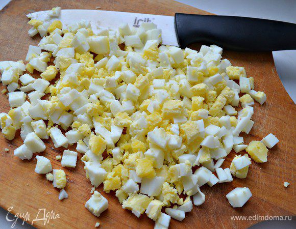 Яйца отварить в" вкрутую", затем мелко порезать.