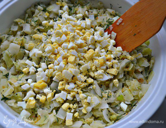 Добавить яйца вместе с порубленным свежим укропом к капусте. Слегка подсолить и хорошо перемешать.