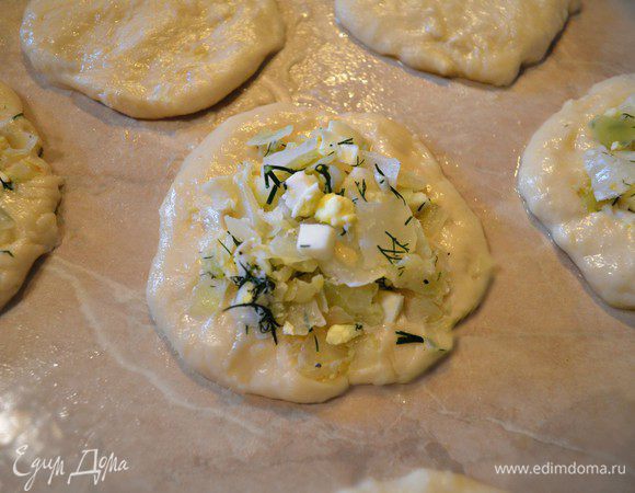 Разделить на небольшие кусочки, размять руками. Положить в центр начинку и защипнуть. 