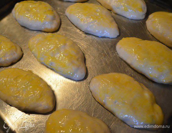 Положить подготовленные пирожки на противень швом вниз и смазать верх пирожков взбитым яйцом. Дать постоять 20-30 мин. Выпекать пирожки в нагретой до 180г духовке 40-45 мин до румяной корочки.