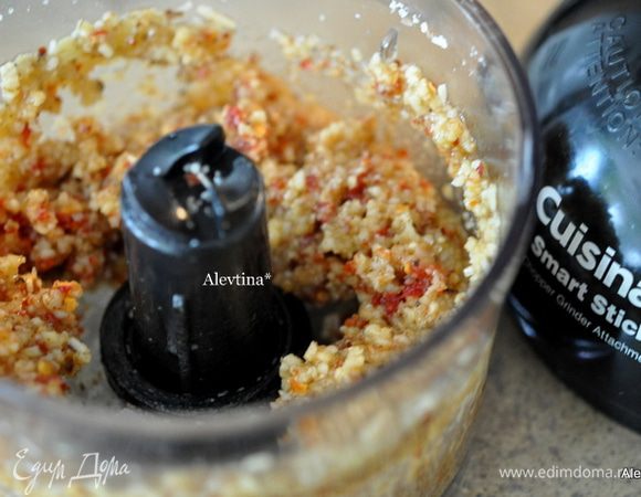 Разрезаем говядину на порционные кусочки, чтоб можно было завернуть начинку. Если толщина значительная отбиваем. У меня нарезка тонкая, не отбивала.
В кухонном процессоре в крупную крошку рубим: орехи, пармезан, чеснок, помидоры вяленые. Добавляем соль, розмарин, черный перец и перемешиваем.
