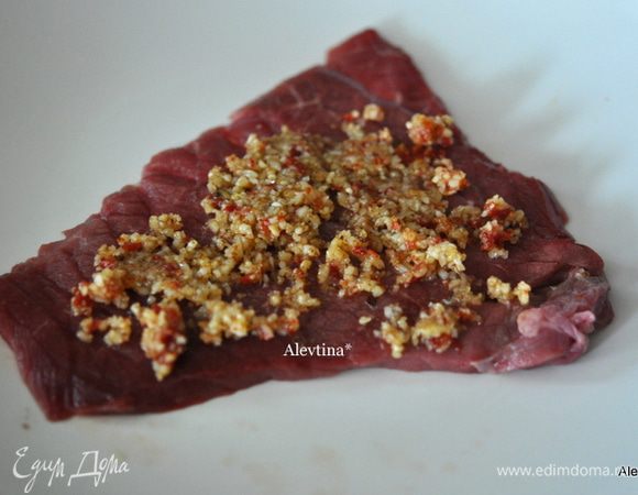 На каждый кусок говядины выкладываем начинку.