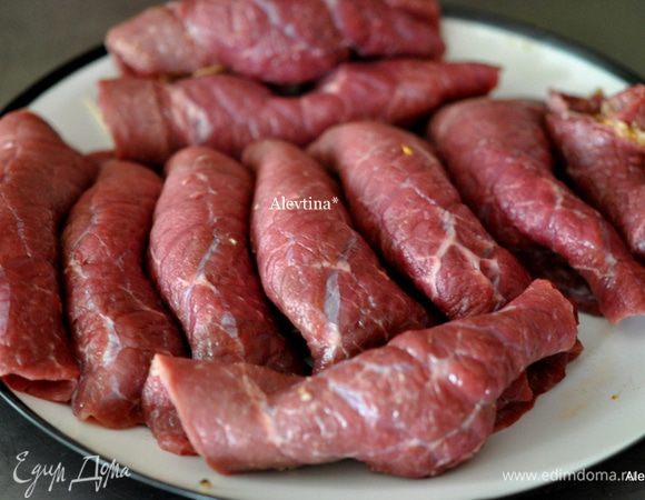 Заворачиваем и зубочисткой прихватываем. И так с каждым куском говядины.
