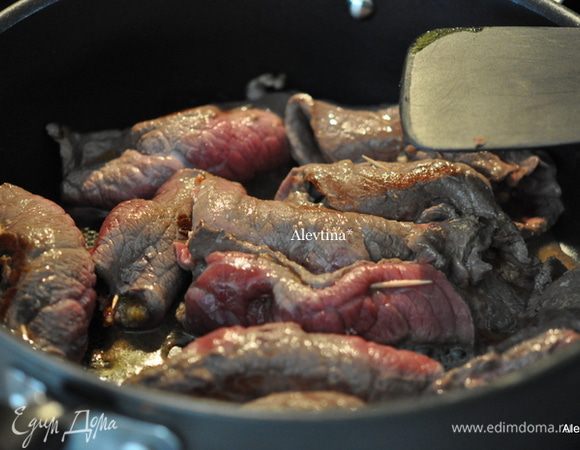 На горячую сковороду с маслом выкладываем наши рулетики и обжариваем со всех сторон примерно по 3 мин. сторона или до коричневого цвета.