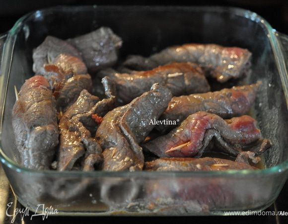 Смажем маслом жаропрочную емкость. Выложим рулетики. Сбрызнем бальзамическим уксусом. Поставим в горячую духовку на 180 гр на 45 мин.