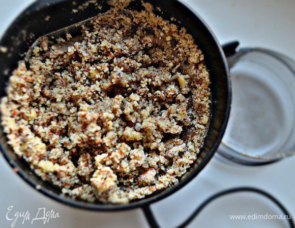 Орехи измельчить (для этой цели я использовала кофемолку). Если у вас нет орехов пекан, то их вполне можно заменить грецкими орехами.