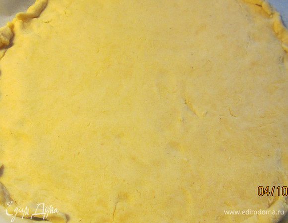 Тесто для пиццы берем любое. Уверена, у многих есть свои предпочитаемые рецепты. Я готовила на основе кукурузной муки вот отсюда: http://www.edimdoma.ru/retsepty/37598-ovoschnaya-mini-pitstsa-na-kukuruznom-teste. Раскатываем его по стандартным размерам - 26-28 см в диаметре.