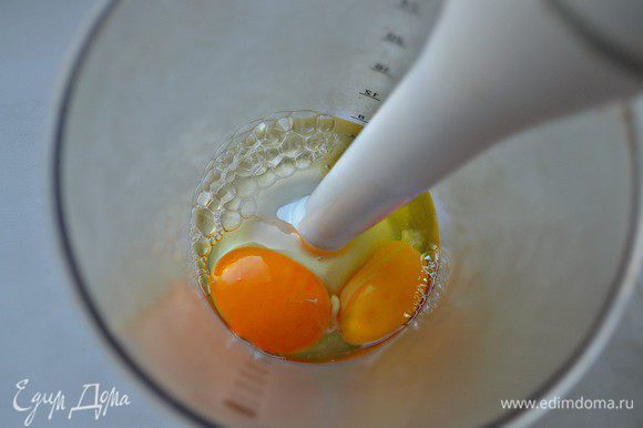 Яйца взбить с сахаром и 2 ст л воды до получения пышной массы.
