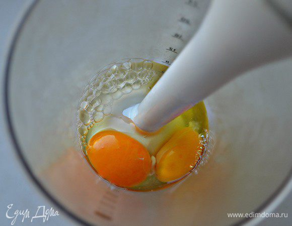 Яйца взбить с сахаром и 2 ст л воды до получения пышной массы.